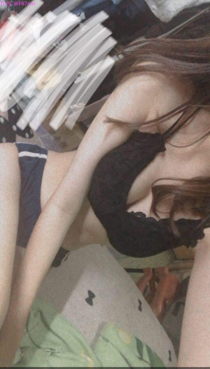 Tiệc ngủ của chị gái và đám bạn