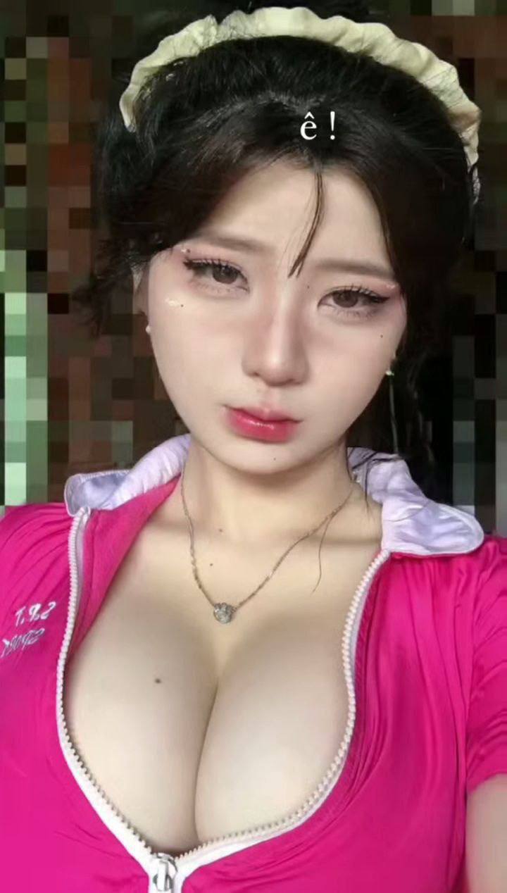 Em trai vào phòng mò Lỗ lồn chị gái bất chấp má đang ở nhà